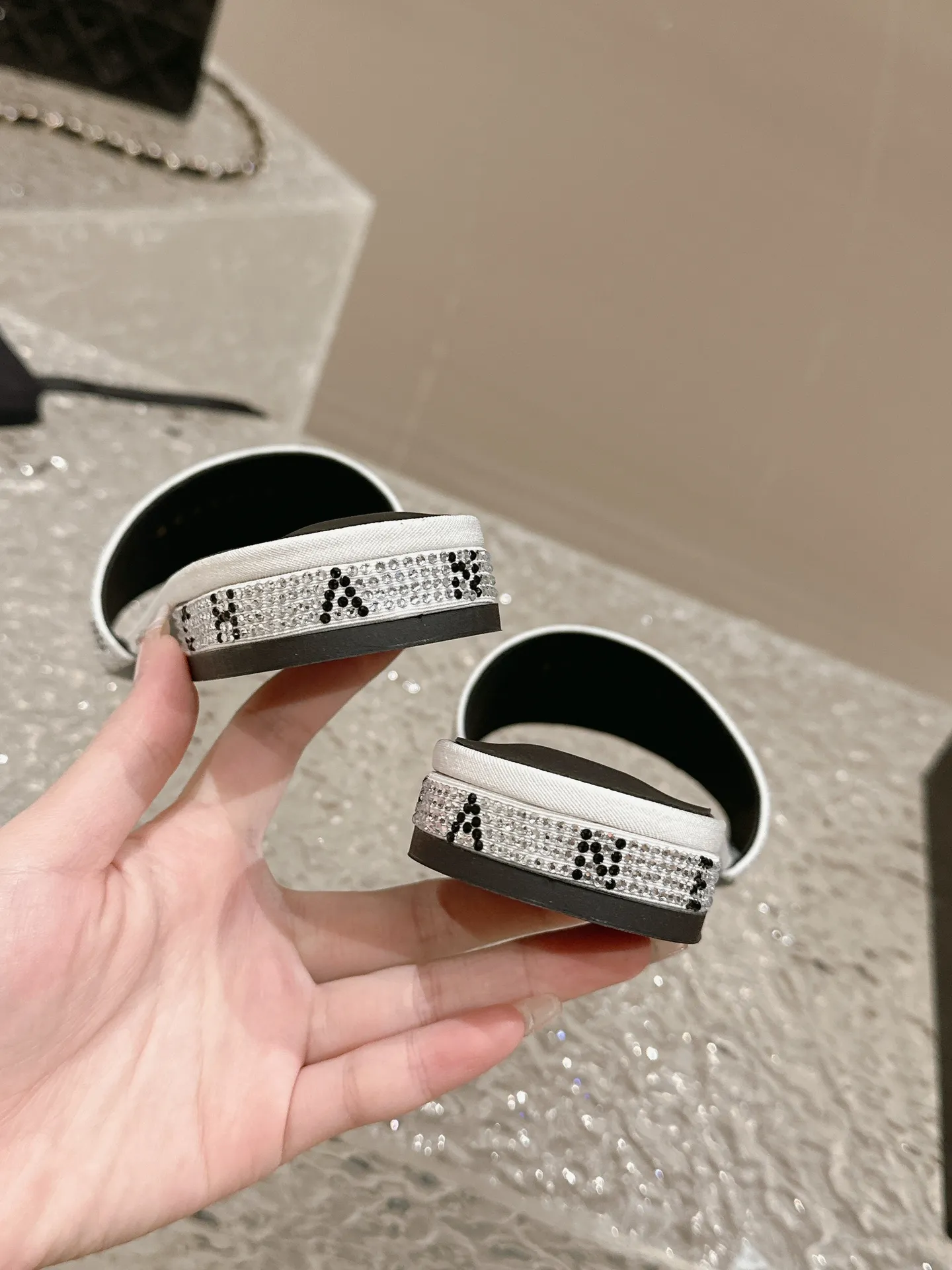 💕💕Factory direct selling price p440💕💕 Xiaoxiang Chanel rhinestone slippers with large black rhinestone letters, these really blingbling slippers are full of diamonds. They are both classic and artistic, and can be styled according to your daily style. The characteristic is that the hot diamonds are particularly shiny. They are made with heavy craftsmanship and are not easy to fall off. They have the sexy temperament of celebrities and are versatile. Color: black white 35-41